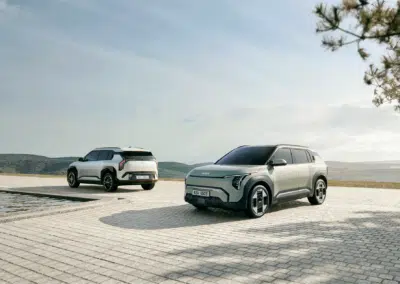 Kias EV-modelserie vil udover Kia EV6, EV9 og EV3 yderligere komme til at omfatte EV5, EV4 og EV2. Priser: Standard Range: Priserne starter fra kr. 269.900,- Long Range: Priserne starter fra kr. 289.900,-