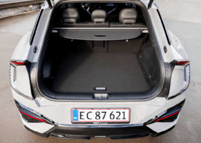 Bagagerummet er stort i areal, men lavt i højden. Bunden kan placeres i to niveauer, og der er et lille rum under gulvet.