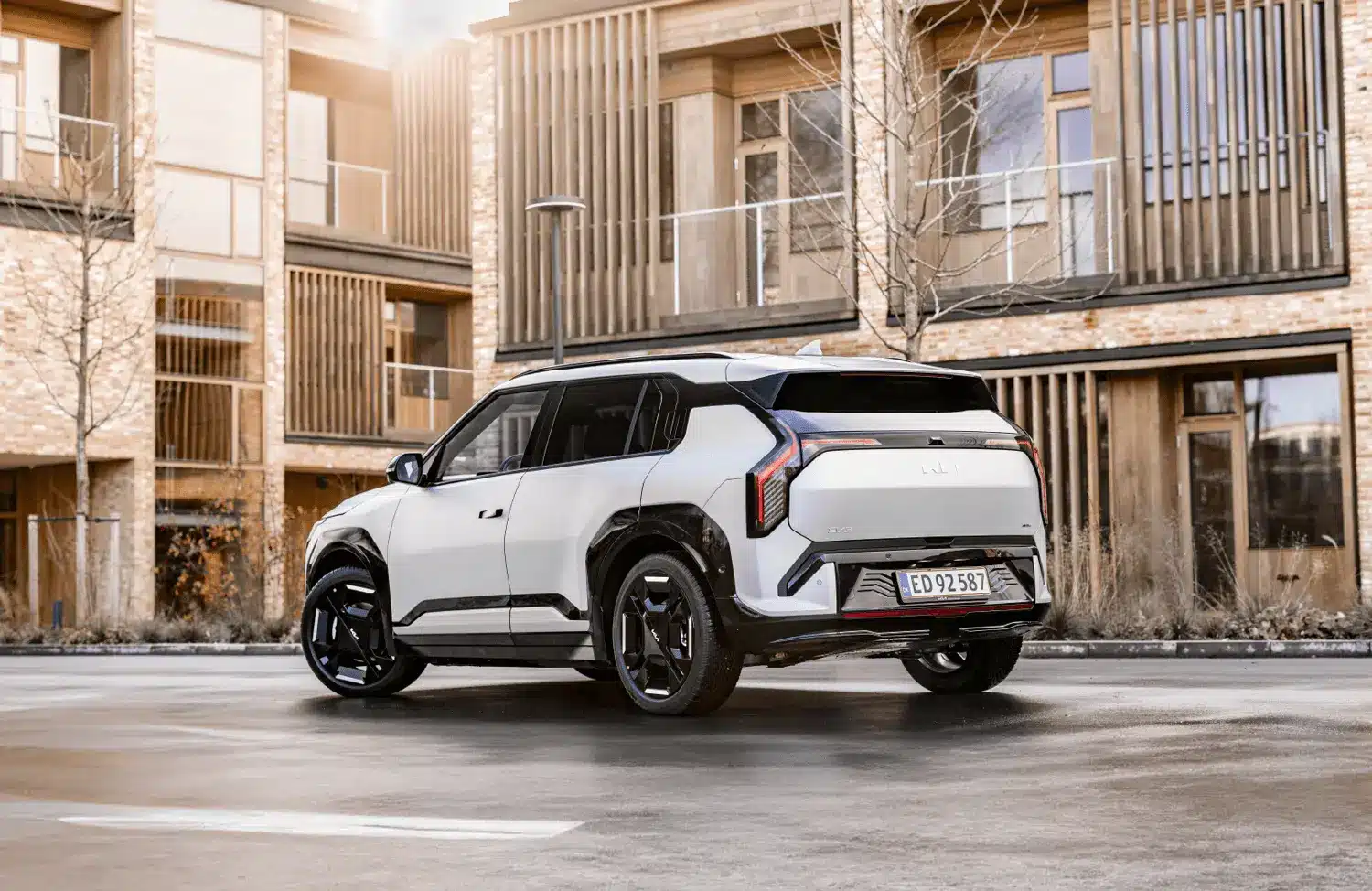 Vi installerer permanent baglys - Jørgen Hansen Biler A/S