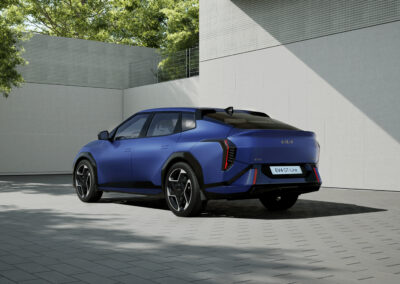 Kia EV4 Sedan GT-Line i et sporty og aerodynamisk design. Billede fra siden
